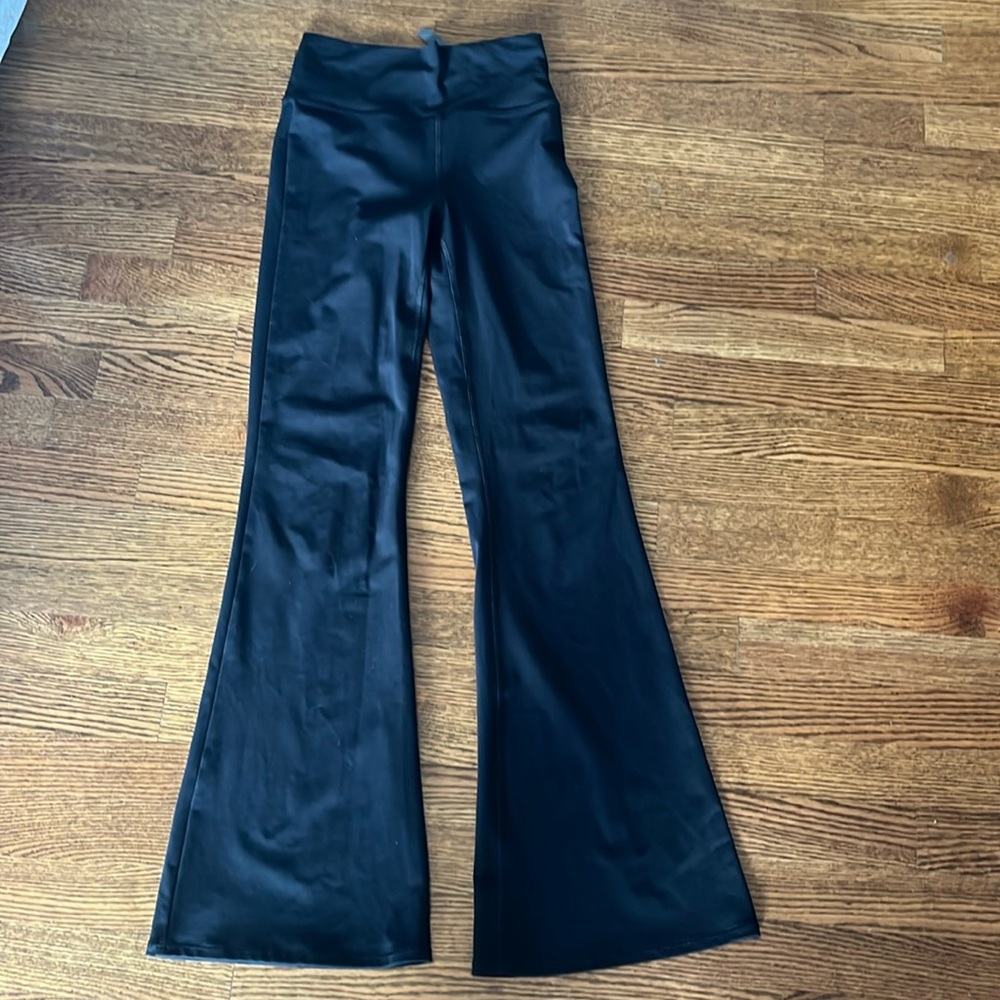 Vuori xs studio flare pant